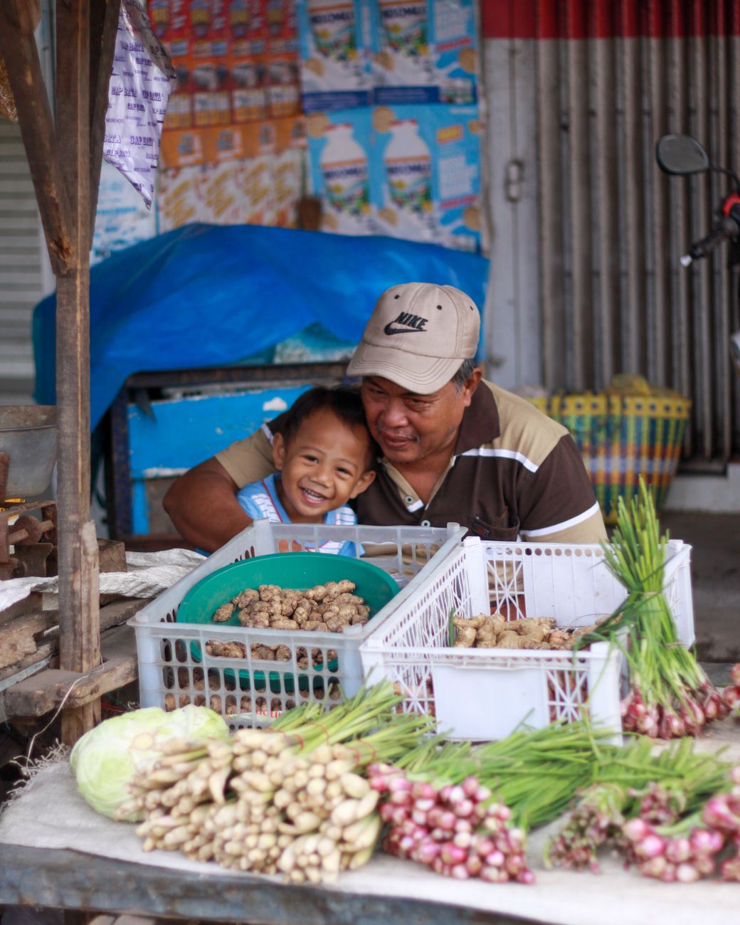 Potret peniaga sayur lelaki di pasar borong